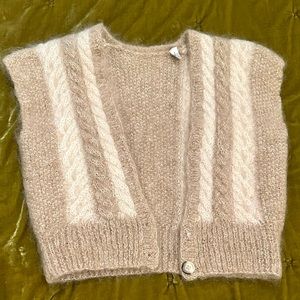 Sleeveless cable-knit Sweater